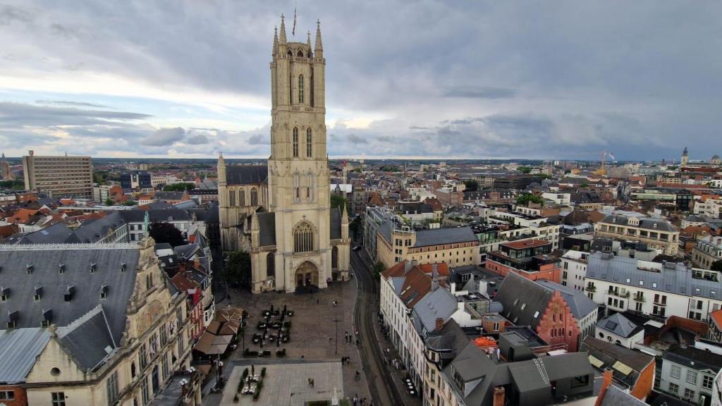 Una escultura en la parte posterior de la catedral homenajea a los hermanos Van Eyck. Otras grandes obras que podemos encontrar en su interior son el tríptico de “El Calvario”, obra de  Justo de Gante   y la conversión de San Bavón, de Rubens