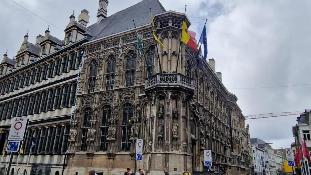 El vestíbulo puede visitarse los días laborables entre las 8 de la mañana y las cinco de la tarde