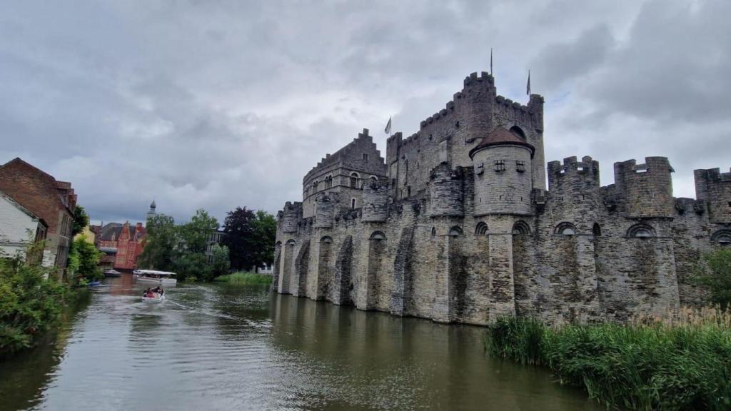 Es el único castillo medieval con foso que queda en Flandes en el que se puede encontrar una colección de instrumentos de tortura