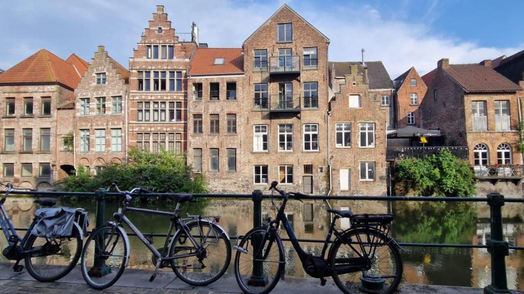 Desde Gante se llega a Brujas por un brazo canalizado del río Lys
