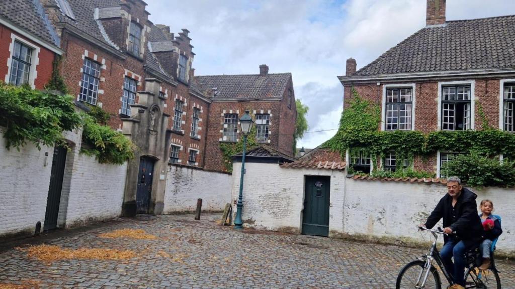 Las beguinas sobrevivían gracias a sus propios trabajos. Estas mujeres laicas, cristianas, pero sin votos espirituales, aceptaban la castidad y humildad para sí mismas