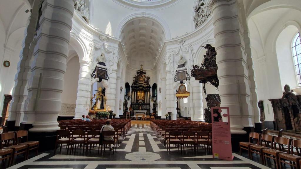 Siguiendo la técnica de Rubens, Faydherbe realizó esta obra que se caracteriza por su dinamismo. En Hanswijk, altares, ppnturas, estucos, confesionarios… todo queda inundado de luz