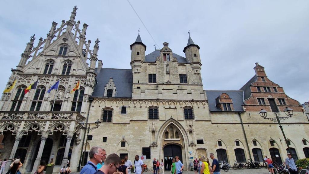 El actual ayuntamiento fue la antigua lonja de paños. Previamente las funciones consistoriales se habían llevado a cabo en las actuales oficinas de turismo y correos