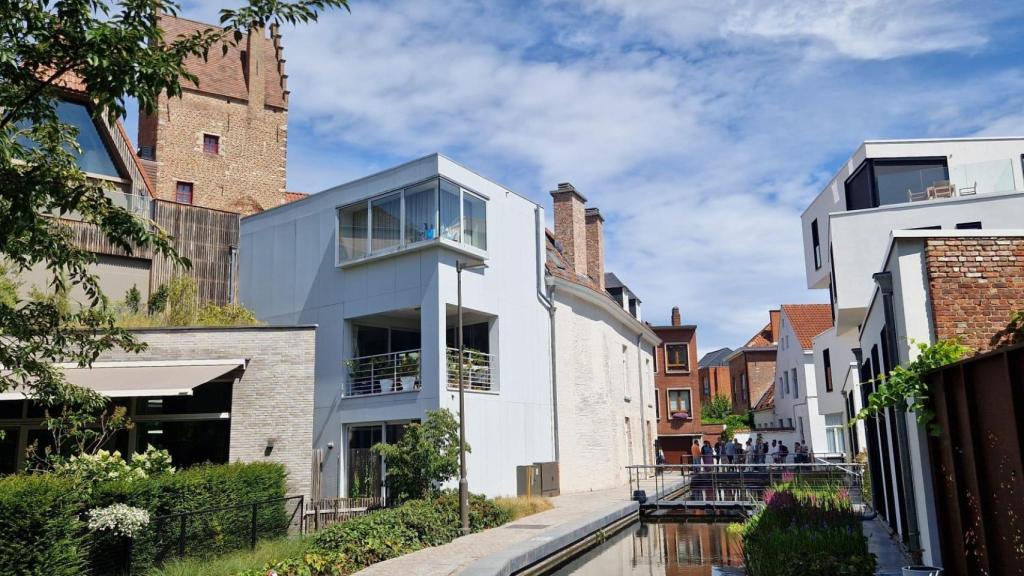 Malinas es una ciudad de detalles. La mayor parte de las fachadas de la plaza, donde paraba la diligencia que iba de Bruselas a Amberes, son de los siglos XVI al XVII. Hoy, las casas junto al agua son las más demandadas y caras de la ciudad