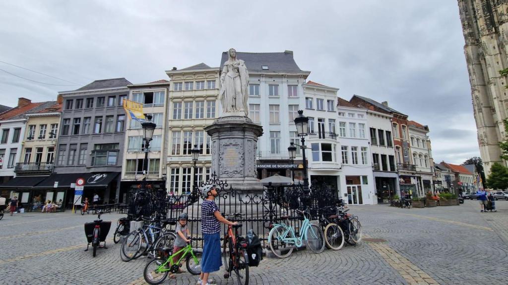 Margarita de Austria, gran mecenas del arte y la cultura, reunió una gran colección de obras de arte que incluía trabajos de El Bosco o van Eyck