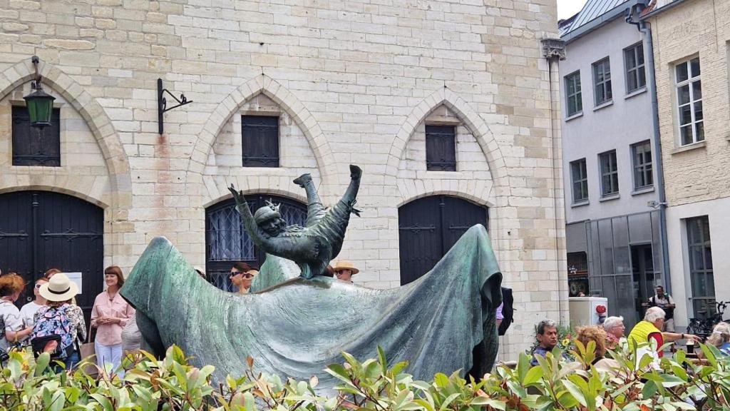 El nombre del muñeco original era “Sotscop” , lo que venía siendo “ novio malvado” pero tras un incidente durante el manteo pasó a llamarse “Opsinjoorke”, algo así como “sobre el señor”, en referencia al hombre sobre el que el muñeco había caído