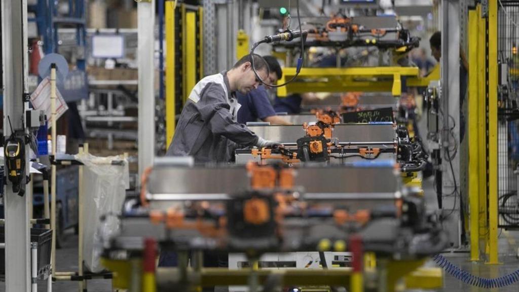 Vista de la cadena de montaje de baterías de Opel Corsa-e en una imagen de archivo