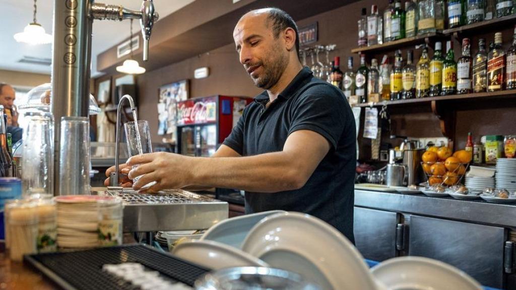 Imagen de archivo de un camarero