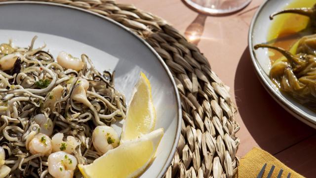 Un restaurante vasco ofrece un plato de gulas.