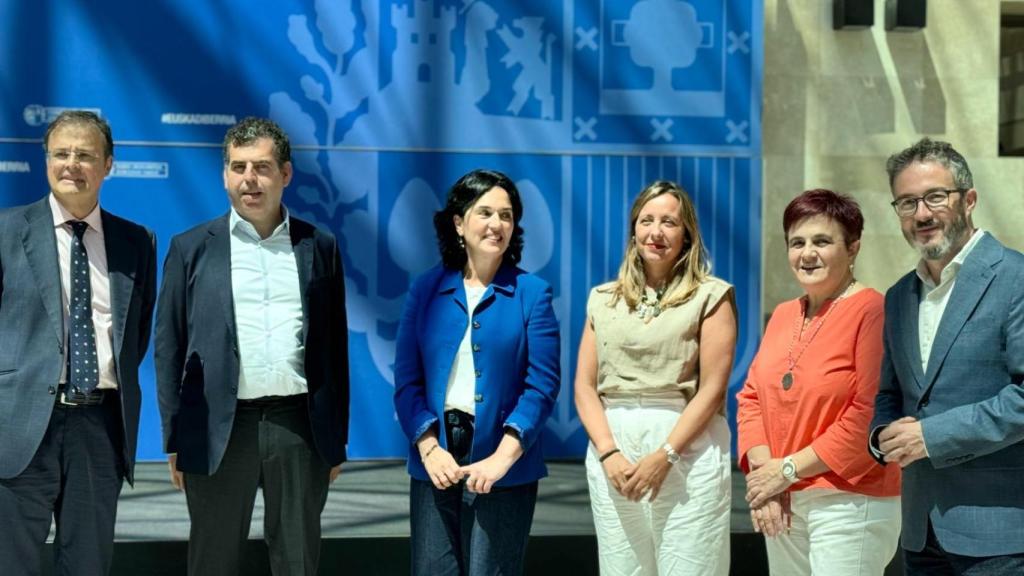 El consejero de Salud, Alberto Martínez, acompañado de la nueva cúpula de Osakidetza