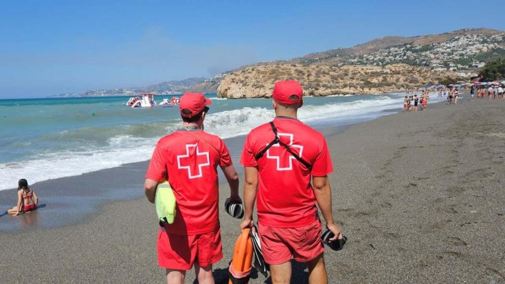 Socorristas en la playa - Imagen de Archivo / Cruz Roja