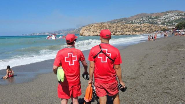 Socorristas en la playa - Imagen de Archivo / Cruz Roja