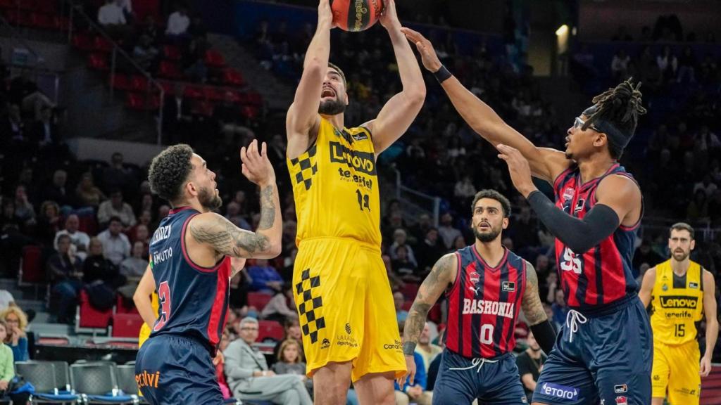 Encuentro de la Liga ACB de la pasada temporada entre Baskonia y Tenerife.