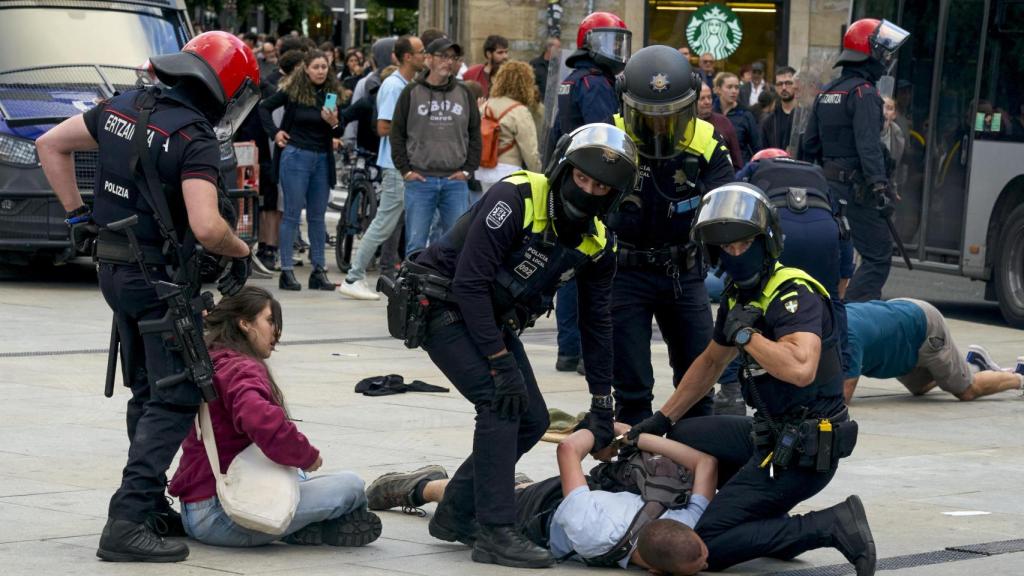 Imagen de  los incidentes que se han registrado esta tarde al desalojar la Ertzaintza una acampada de protesta convocada por Gazte Koordinadora Sozialista (GKS) y el Sindicato de la Vivienda.