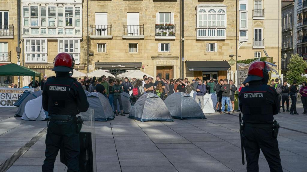 Miembros de GKS y el Sindicato de Vivienda protestan para reivindicar el derecho a tener su lugar en el txosnagunea este miércoles en Vitoria.