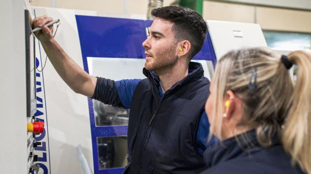 Dos empleados, durante una jornada de trabajo en Kendu.
