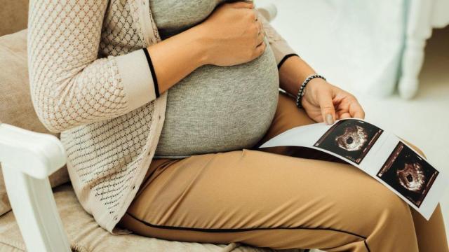 Mujer embarazada revisando ecografía