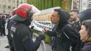 Miembros de la Ertzaintza frente a las protestas de GKS en Vitoria