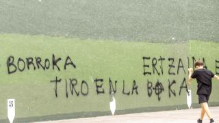 Vista del frontón de Hernani (Gipuzkoa) donde han aparecido este sábado pintadas contra la Ertzaintza y el consejero vasco de Seguridad del Gobierno Vasco, Bingen Zupiria