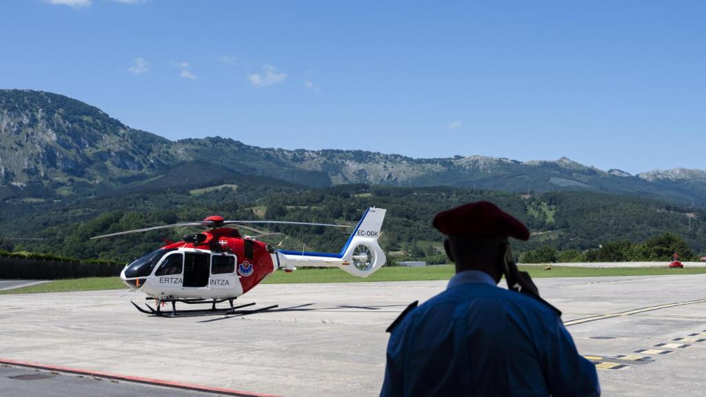 Imagen de un helicóptero de la Ertzaintza.