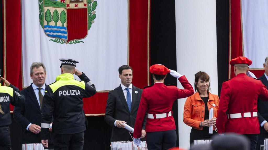 El consejero de Seguridad, Bingen Zupiria, y el lehendakari, Imanol Pradales, durante la entrega de despachos de la Ertzaintza.