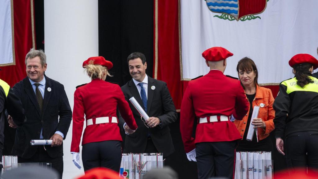 El consejero de Seguridad, Bingen Zupiria, y el lehendakari, Imanol Pradales, durante la entrega de despachos de la Ertzaintza.