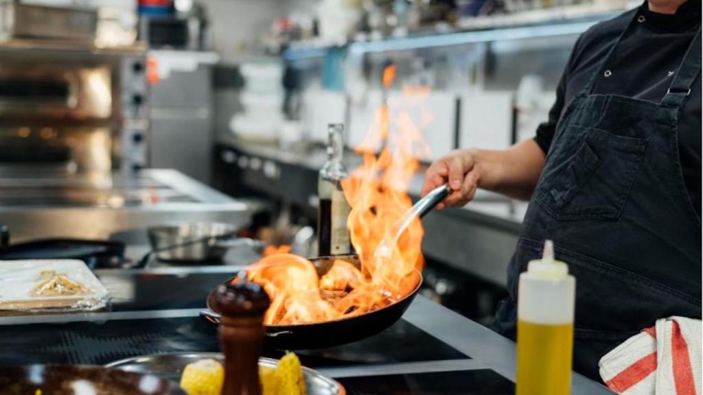 Zona de trabajo de una cocina profesional en un restaurante
