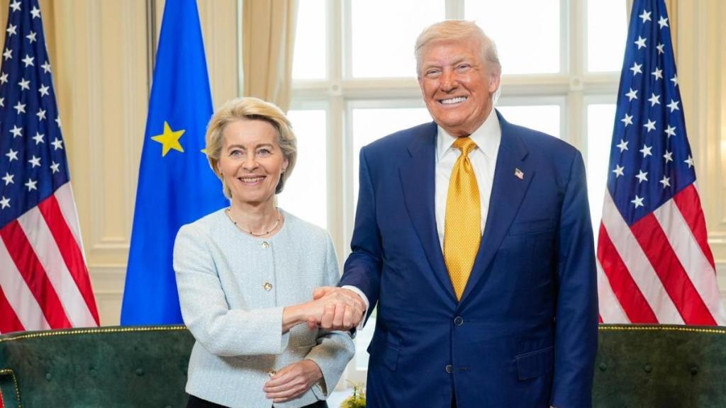 La presidenta de la Comisión Europea, Ursula von der Leyen, posando junto al presidente de Estados Unidos, Donald Trump