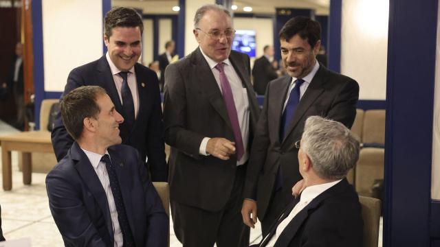 Mikel Jauregi, Anton Arriola y José Antonio Jainaga, hablan con Pello Rodríguez Zabaleta, (i) y Emiliano López Atxurra en el 'Forum Europa. Tribuna Euskadi'.