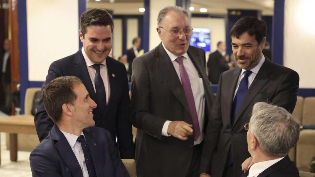 Mikel Jauregi, Antón Arriola y José Antonio Jainaga hablan con Pello Rodríguez Zabaleta, (i) y Emiliano López Atxurra en el 'Forum Europa. Tribuna Euskadi'.