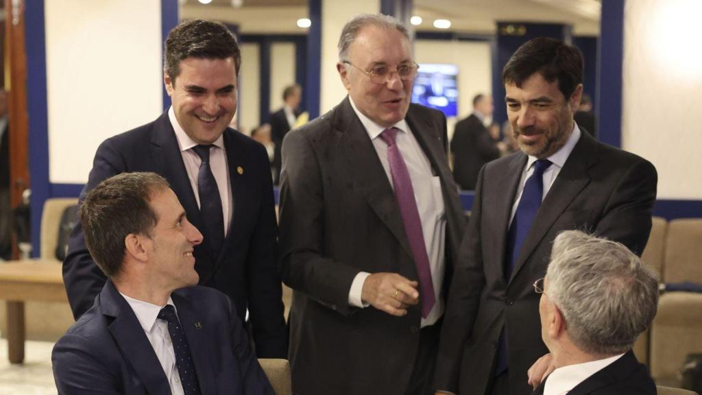 Mikel Jauregi, José Antonio Jainaga y Antón Arriola hablan con Pello Rodríguez Zabaleta, (i) y Emiliano López Atxurra.