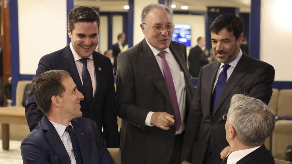 Mikel Jauregi, Antón Arriola y José Antonio Jainaga hablan con Pello Rodríguez Zabaleta, (i) y Emiliano López Atxurra.