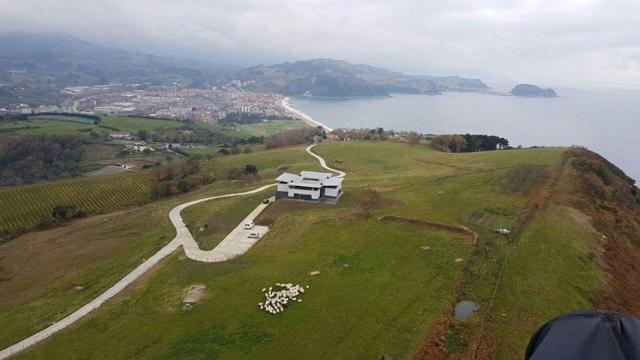 Imagen del casoplón de 11 baños en Aia.