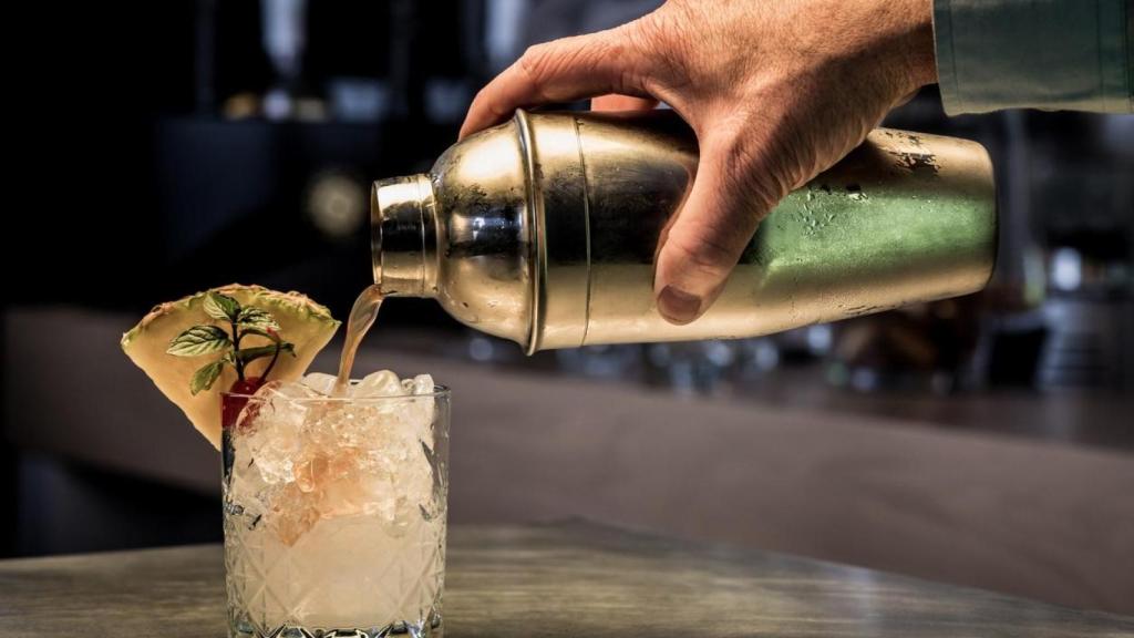 Un camarero sirve un cóctel.