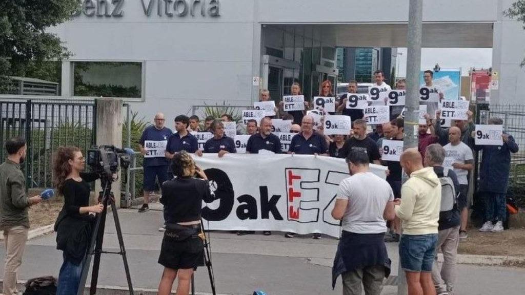 Concentración de la plantilla de Mercedes Vitoria frente a la planta de la capital vasca