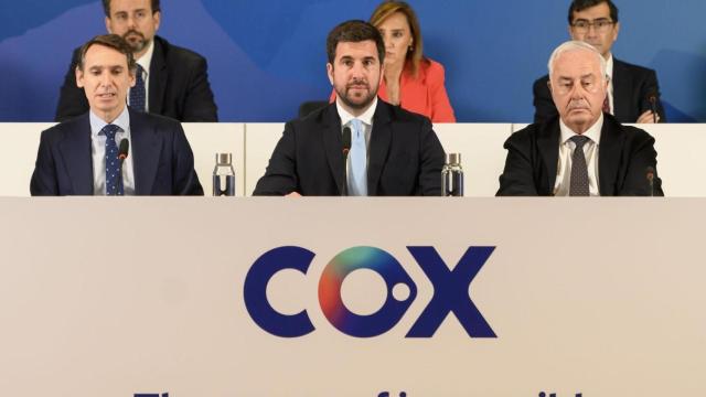 Enrique Riquelme, en el centro, en la última junta de accionistas de Cox