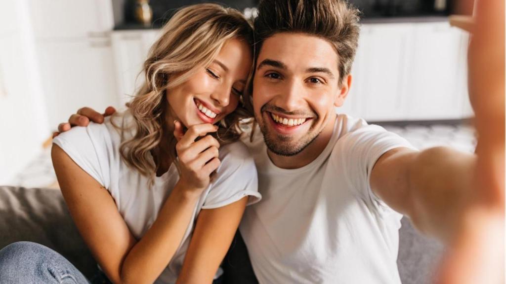 Selfie de pareja sonriente