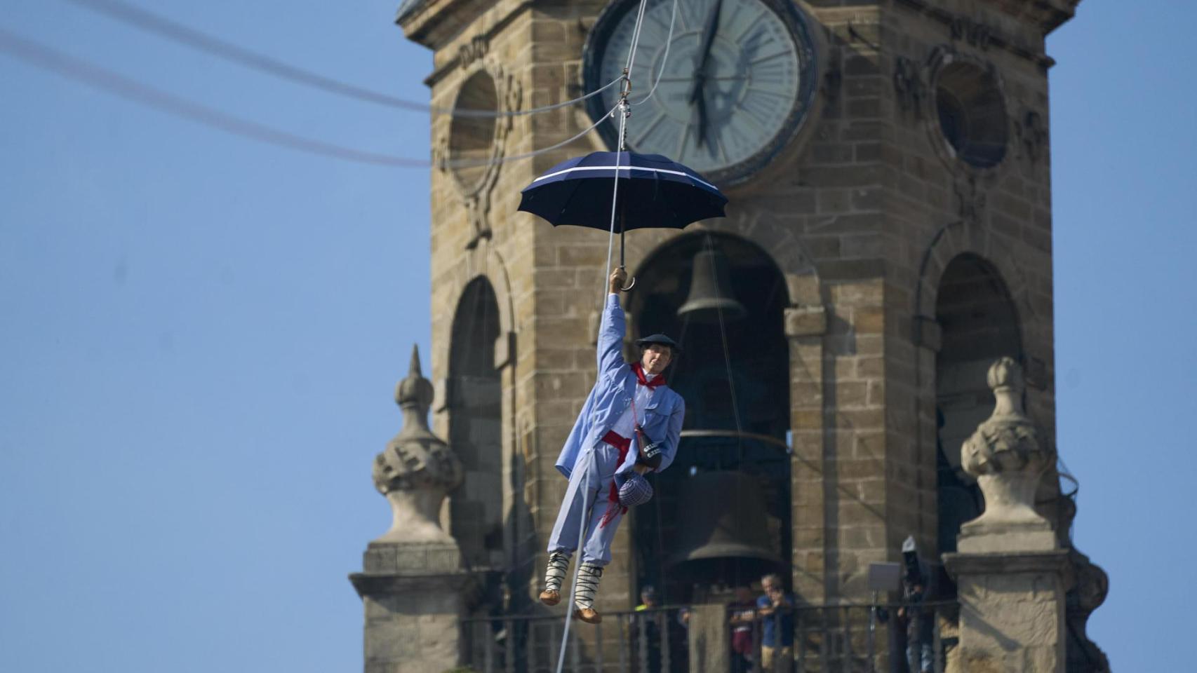 La bajada de Celedón este lunes ha dado comienzo a las Fiestas de la Blanca de la capital alavesa