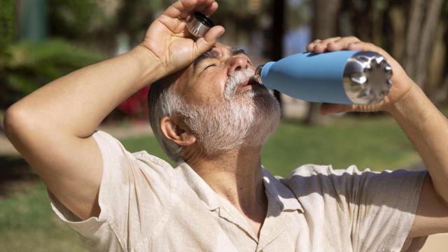 Hombre luchando con la ola de calor / Freepik