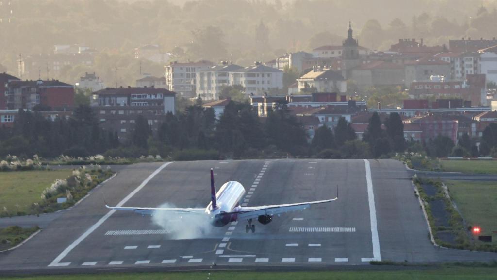 Un avión en el momento de tomar tierra en el aeropuerto de Bilbao