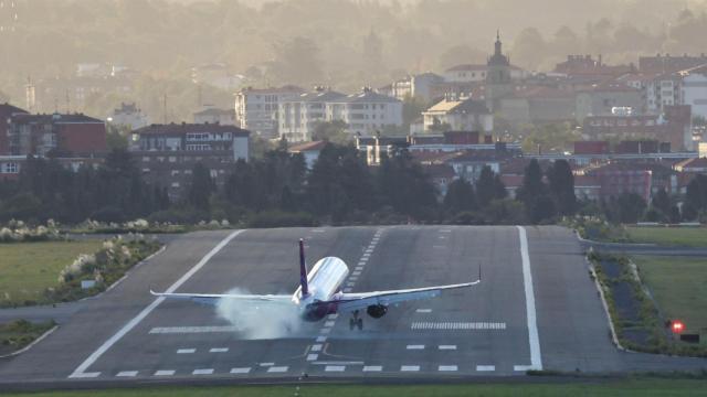 Un avión en el momento de tomar tierra en el aeropuerto de Bilbao