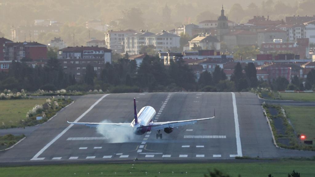 Un avión en el momento de tomar tierra en el aeropuerto de Bilbao