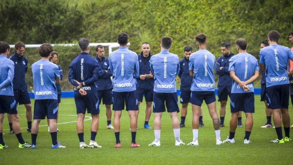 Sergio Francisco, entrenador de la Real Sociedad, da indicaciones a su plantilla.