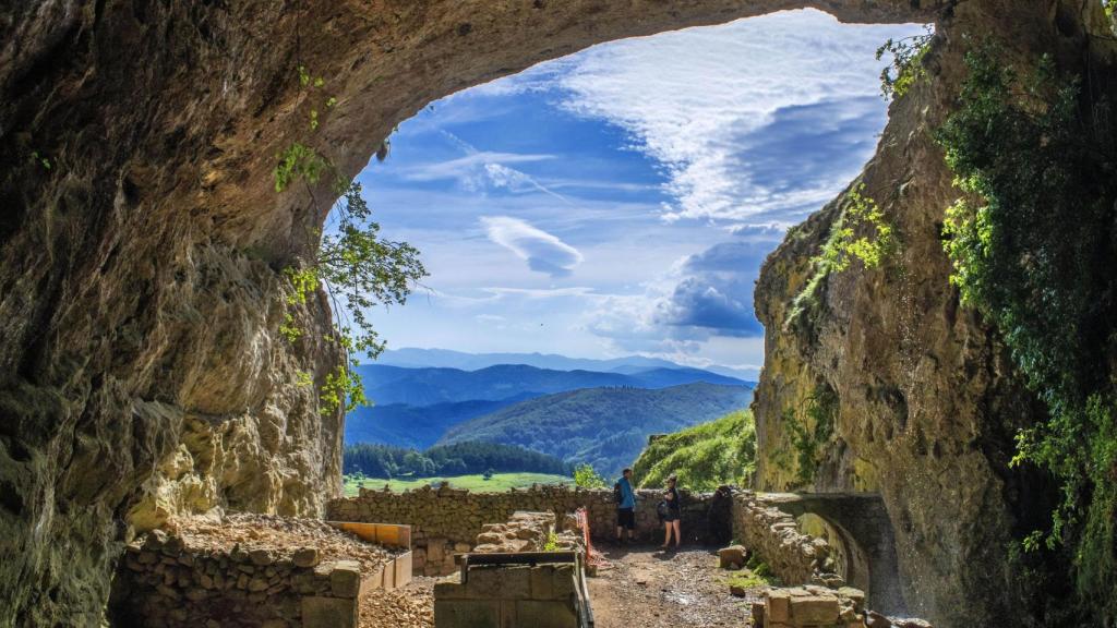 Montes y Valles, túnel de San Adrián, senderismo, naturaleza, Parque Natural de Aizkorri- Aratz.