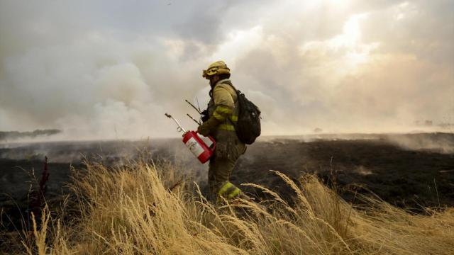 Un bombero trata de extinguir un incendio en Miñambres de la Valduerna, León, a 13 de agosto de 2025