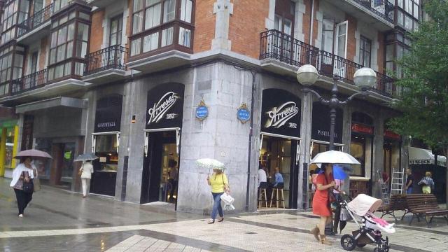 Pastelería Arrese, uno de los negocios que cerrará, en la calle Berastegi con Ledesma.