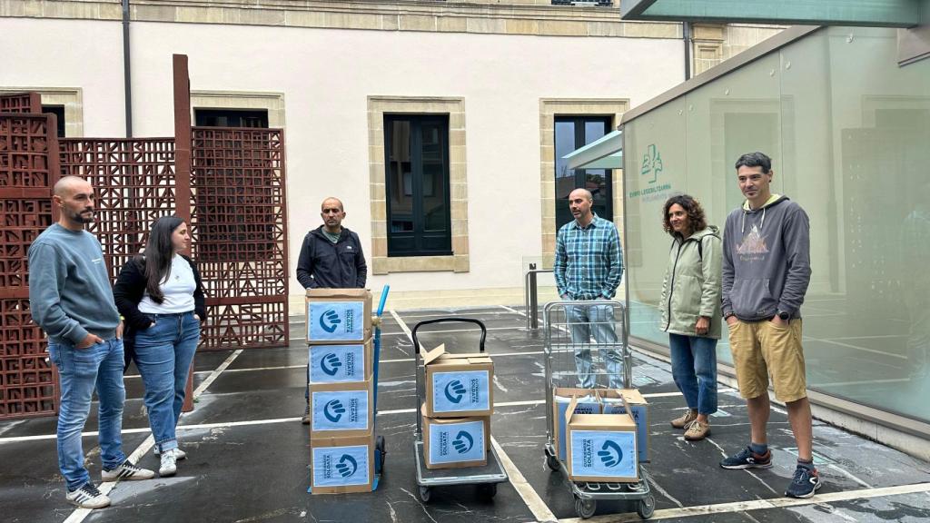 Representantes sindicales en el registro de las firmas en el Parlamento vasco