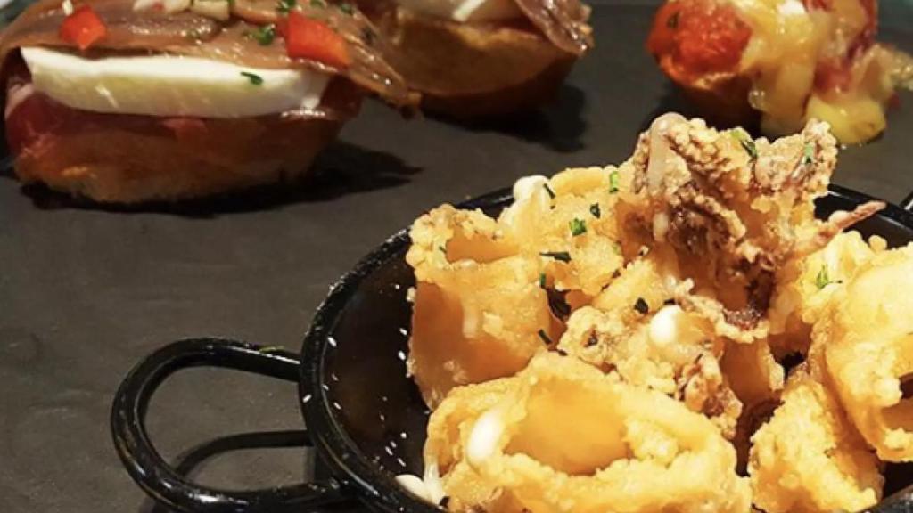 Pintxos y ración de calamares del Bar Plaza Unamuno.