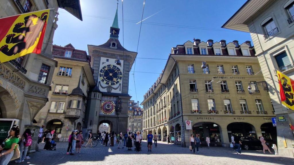 Sincronizado como una pieza de ballet. Los movimientos de las figuras arrancan y concluyen con el aleteo y canto del gallo. A la coreografía se suman el oso, el bufón y Cronos que gira el reloj de arena