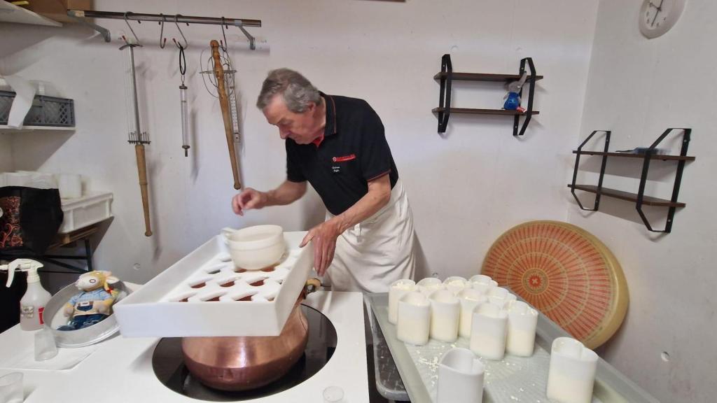 En la quesería se puede adquirir queso Emmentaler de distintos grados de curación